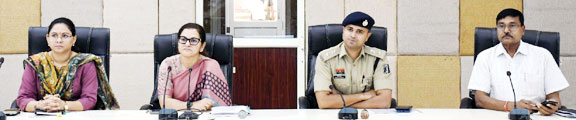जनहित सर्वोच्च प्राथमिकता, संवेदनशीलता और जवाबदेही से करें काम- कलेक्टर