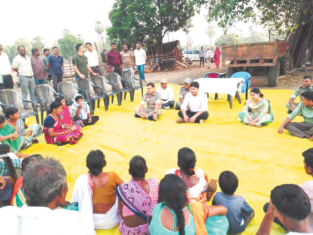 जन चौपाल में जमीन पर बैठकर कलेक्टर ने सुनीं समस्याएं