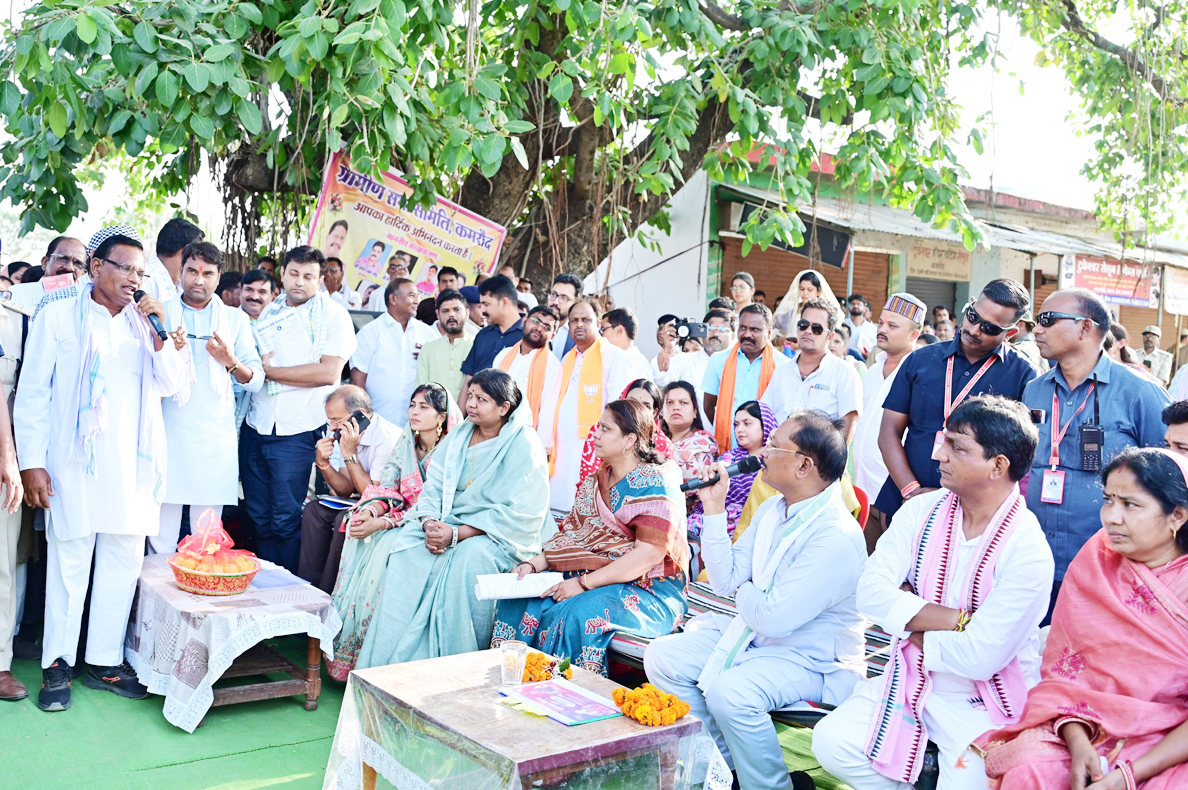  सीएम कमरौद पहुंचे, बरगद के नीचे लगाई चौपाल, ग्रामीणों की समस्याएं जानी