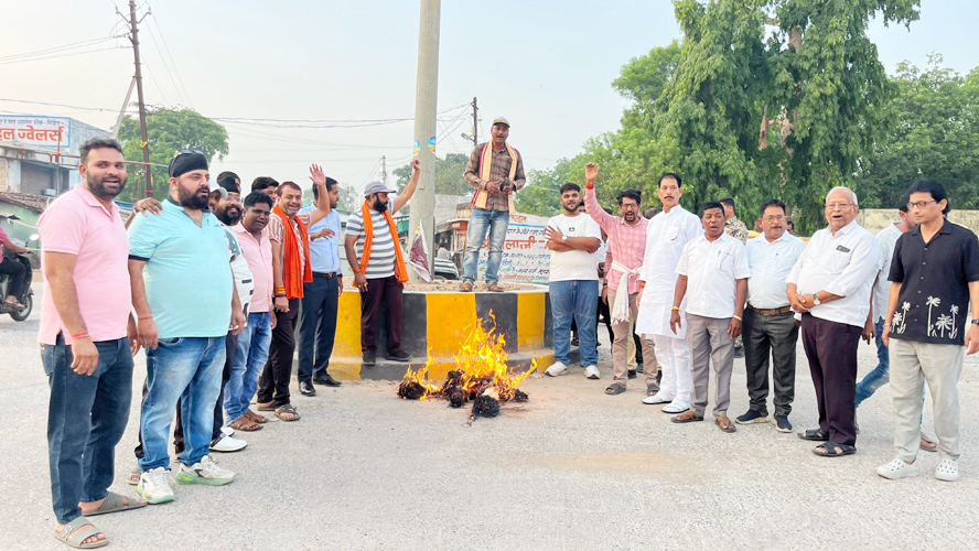 विवादित टिप्पणी,  भाजपाईयों ने राहुल-बैज का फूंका पुतला