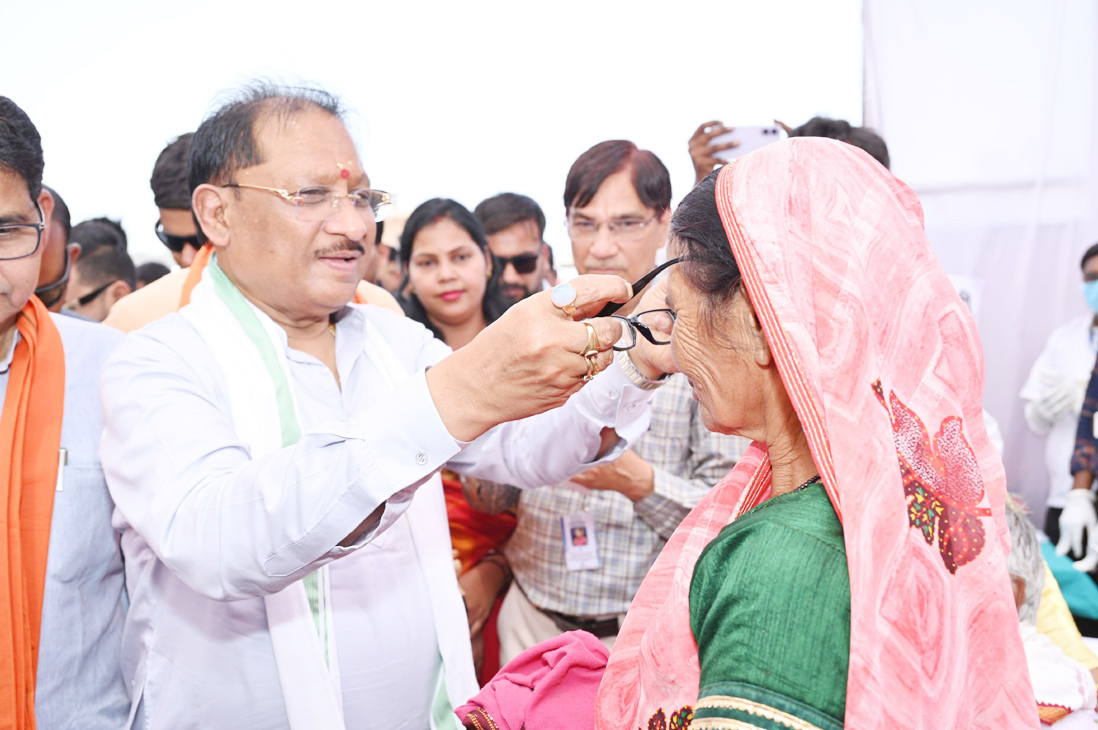  सीएम ने हितग्राहियों को पहनाया नजर का चश्मा