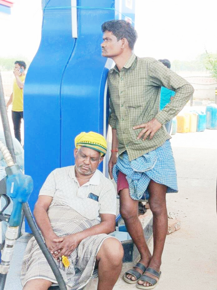 आधी रात से लाइन में लगे किसान, 11 घंटे बाद मिला  मात्र 5 लीटर डीजल
