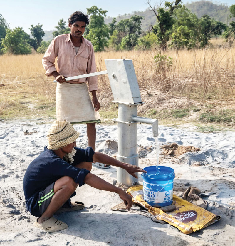 बाहरचूरा में लगा नया हैंडपंप, हर्ष की लहर