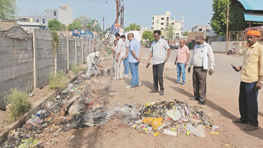 वार्डों की साफ-सफाई दखने सुबह-सुबह सडक़ों पर उतरे आयुक्त
