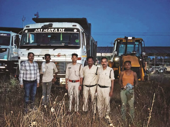 मुरूम, चूना पत्थर, गिट्टी खनिज का उत्खनन- परिवहन करने पर 1 जेसीबी,