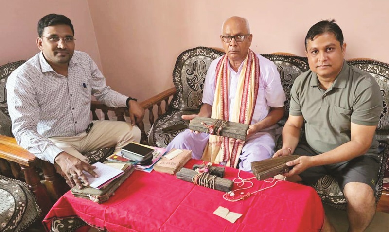 सीतापुर के लेखनकर ने पीढिय़ों से विरासत के रूप में सुरक्षित रखी थी दुर्लभ पांडुलिपियां