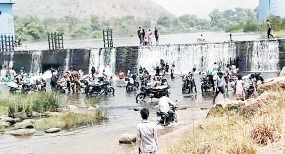 पचधारी एनीकट में प्रतिबंध का नहीं दिख रहा असर