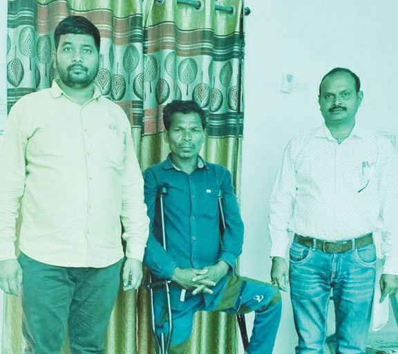 बैसाखी की मदद से चलेगा लखमा तामो