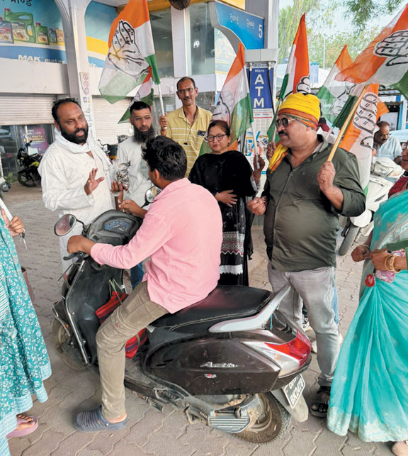 पेट्रोल की कीमतों में वृद्धि के खिलाफ कांग्रेस का प्रदर्शन, बांटी मेलोडी चॉकलेट