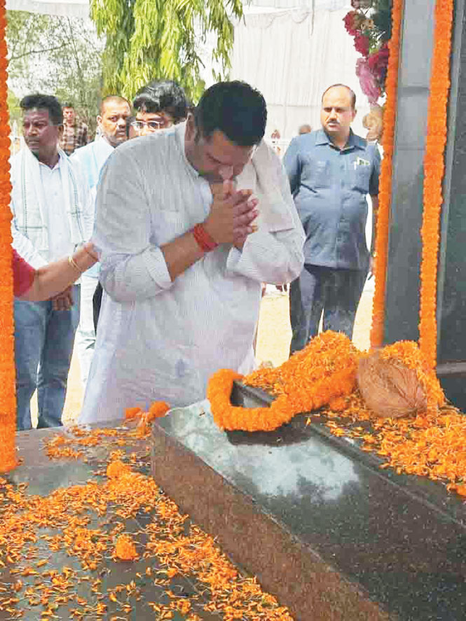 कांग्रेसियों ने नम आंखों से नंदकुमार और दिनेश को किया नमन