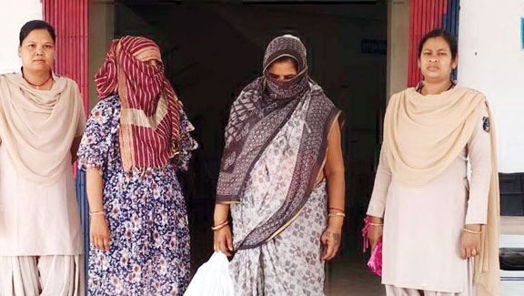 हनी ट्रैप और ब्लैकमेलिंग का आरोप, मां-बेटी गिरफ्तार