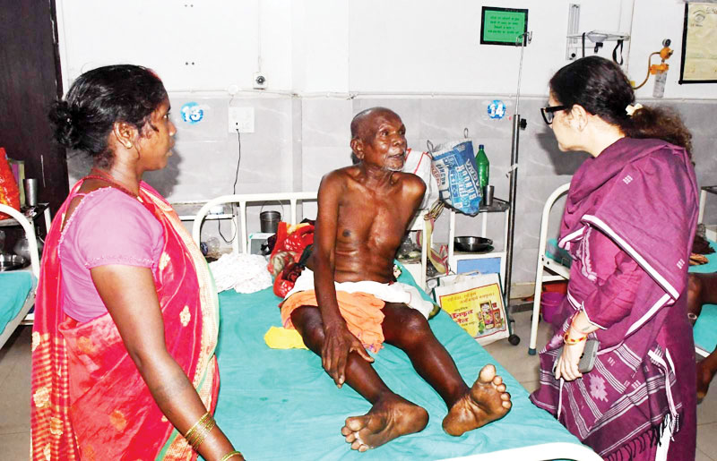 देर शाम जिला अस्पताल पहुंचीं कलेक्टर, मरीजों से संवाद कर परखी व्यवस्थाएं