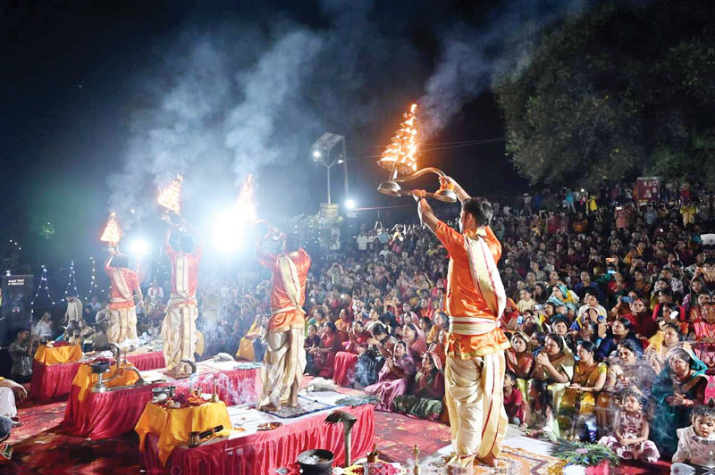 कन्हर नदी छठ घाट पर गंगा आरती आस्था में डूबा रामानुजगंज