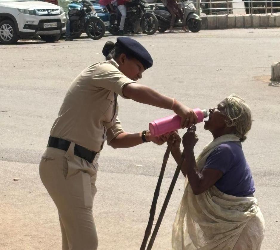 तेज धूप में महिला सिपाहीने वृद्ध महिला को पिलाया पानी