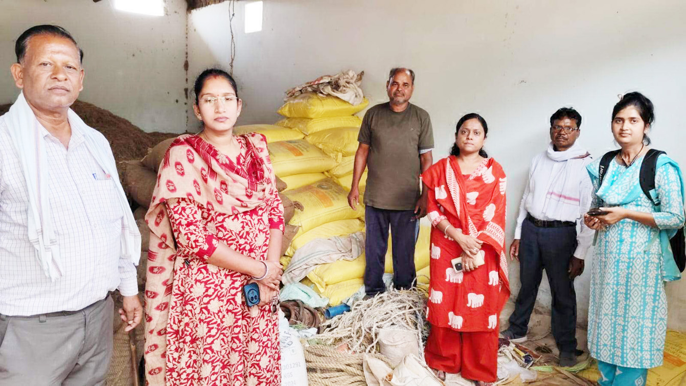 रजिस्टर से स्टॉक मिलाया, 144 बोरी यूरिया गायब मिला