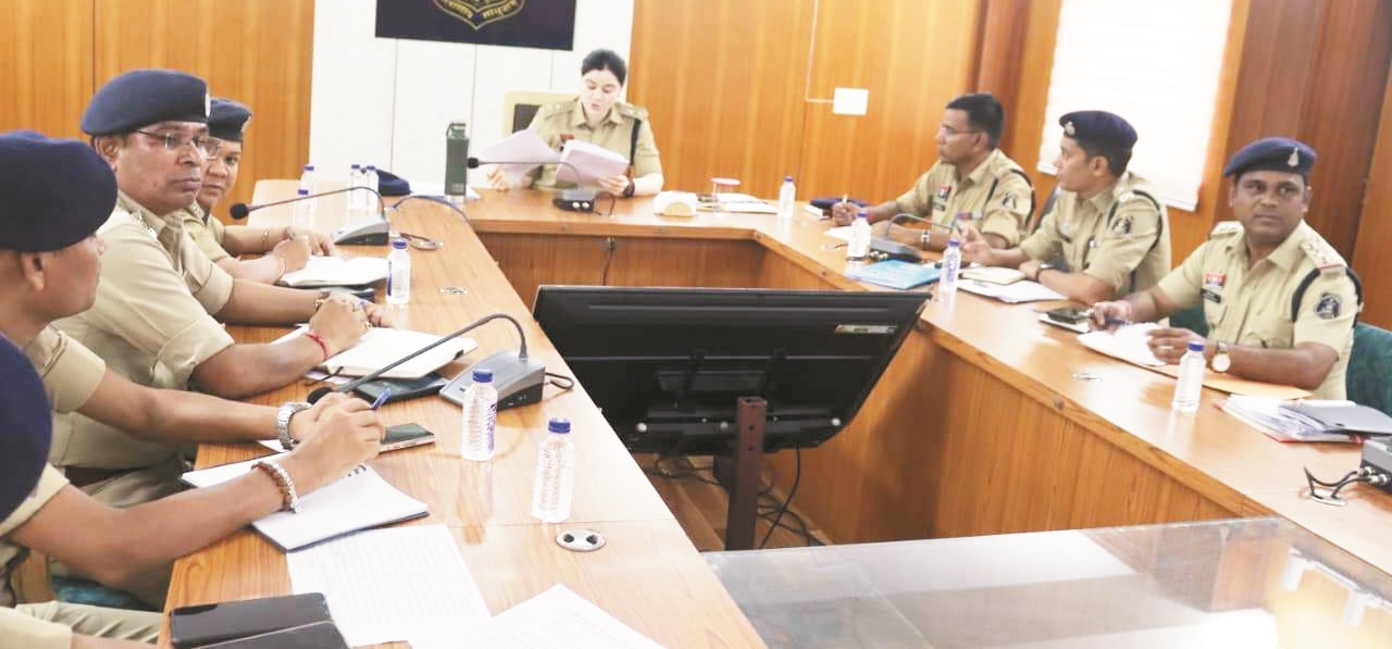 थाना प्रभारियों व फील्ड आफिसरों को एसपी ने किया जागरूक