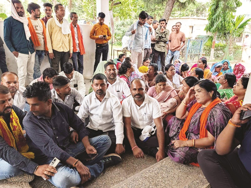 सीतापुर थाना परिसर में बढ़ा तनाव, विधायक की गिरफ्तारी की मांग को लेकर प्रदर्शन
