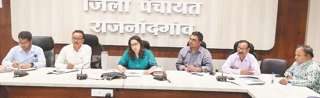 जिपं सीईओ ने की योजनाओं व कार्यों की समीक्षा