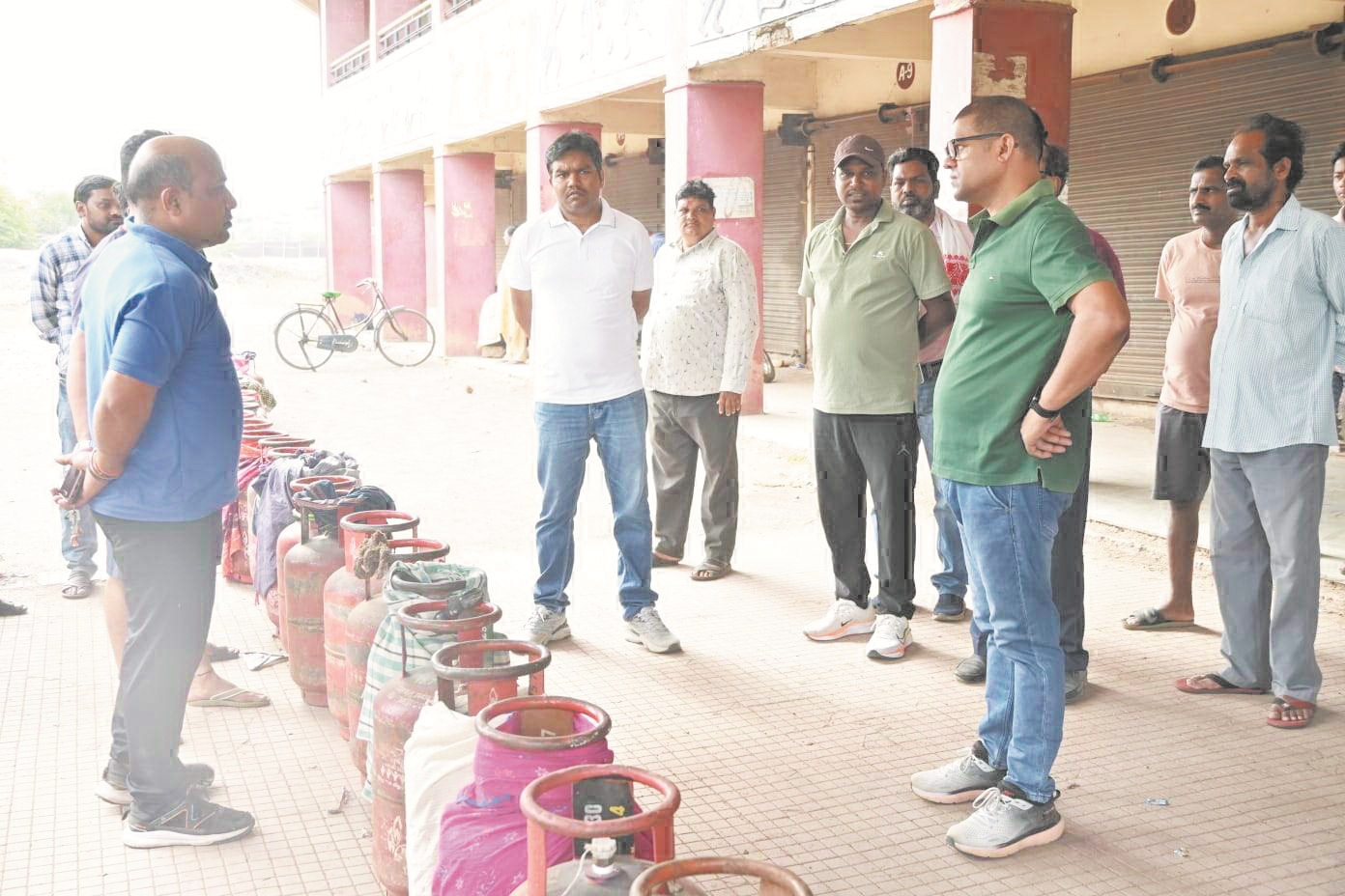 बिना अनुमति चल रही गैस एजेंसी पर भडक़े आयुक्त
