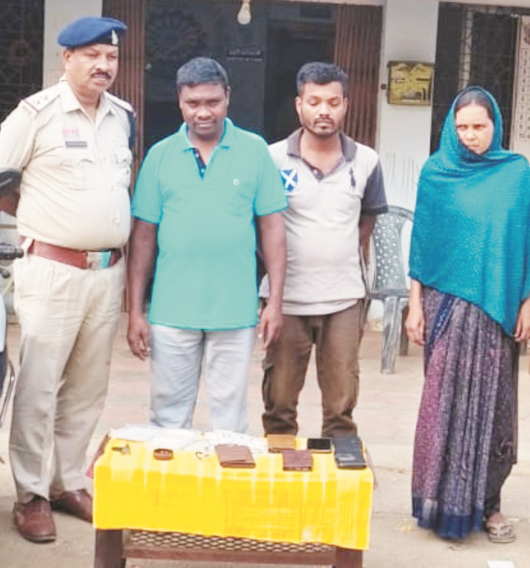 घर में काम करने वाली महिला ने की लाखों की चोरी, पति और जीजा समेत गिरफ्तार