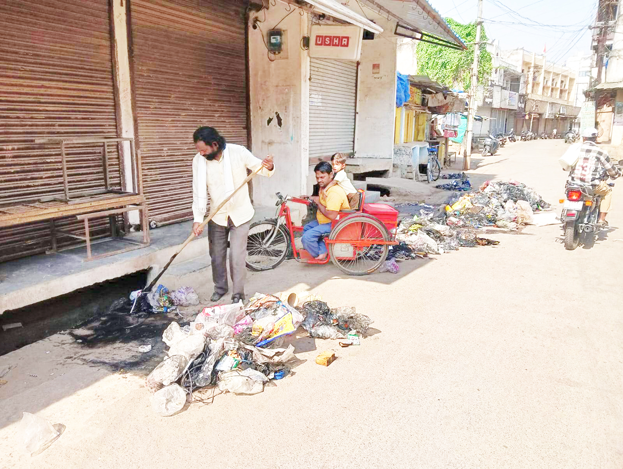  बरसात पूर्व नालियों की  सफाई  अभियान तेज