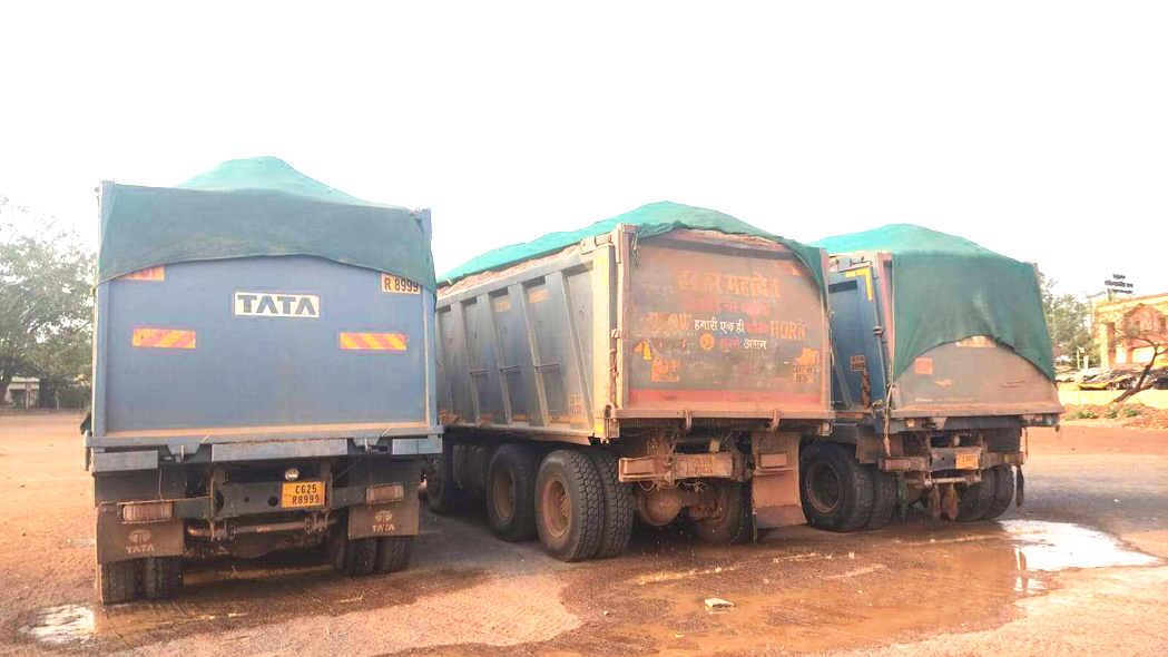 शहर के भीतर से गुजर रहे रेत भरे हाइवा