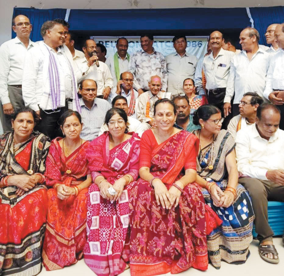 छात्र-छात्राओं का 40 वर्ष बाद स्नेह व परिचय सम्मेलन