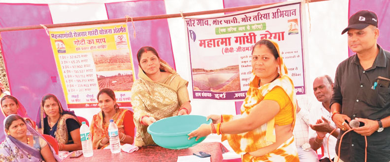 जनपद अध्यक्ष ने किया मनरेगा मजदूरों का सम्मान