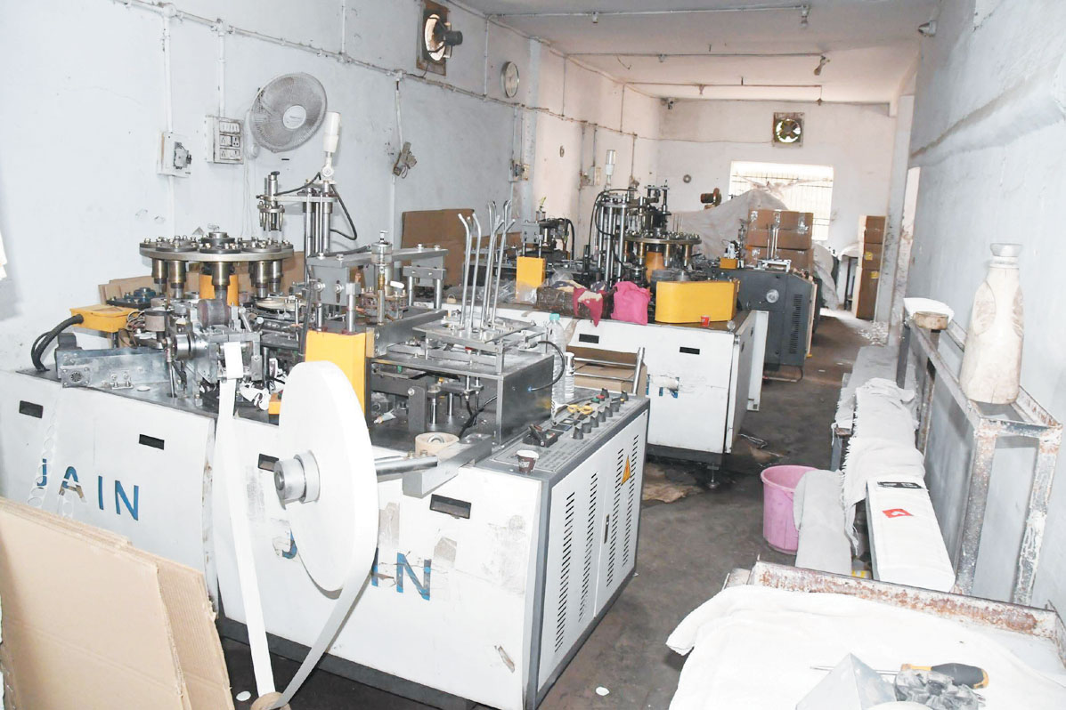 गुढिय़ारी में फैक्ट्री, नर्मदापारा की दुकान से सप्लाई, रेलवे ने की कार्रवाई