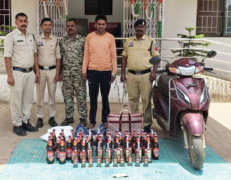 स्कूटी में शराब खपाने जा रहे युवक को पुलिस ने पकड़ा