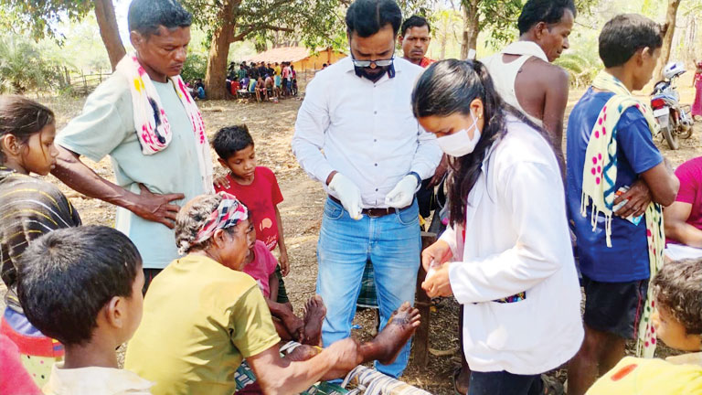 13 किमी पहाड़ी मार्ग पैदल, दुर्गम गांव बड़ेपल्ली में स्वास्थ्य चौपाल