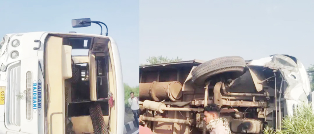  रफ्तार ट्रक यात्री बस को टक्कर मार डिवाइडर पर चढ़ा,  केबिन में फंसा चालक 