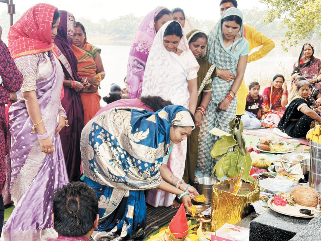 शनिदेव की प्रतिमा स्थापित,पूजा-अर्चना कर सुख, शांति व समृद्धि की कामना