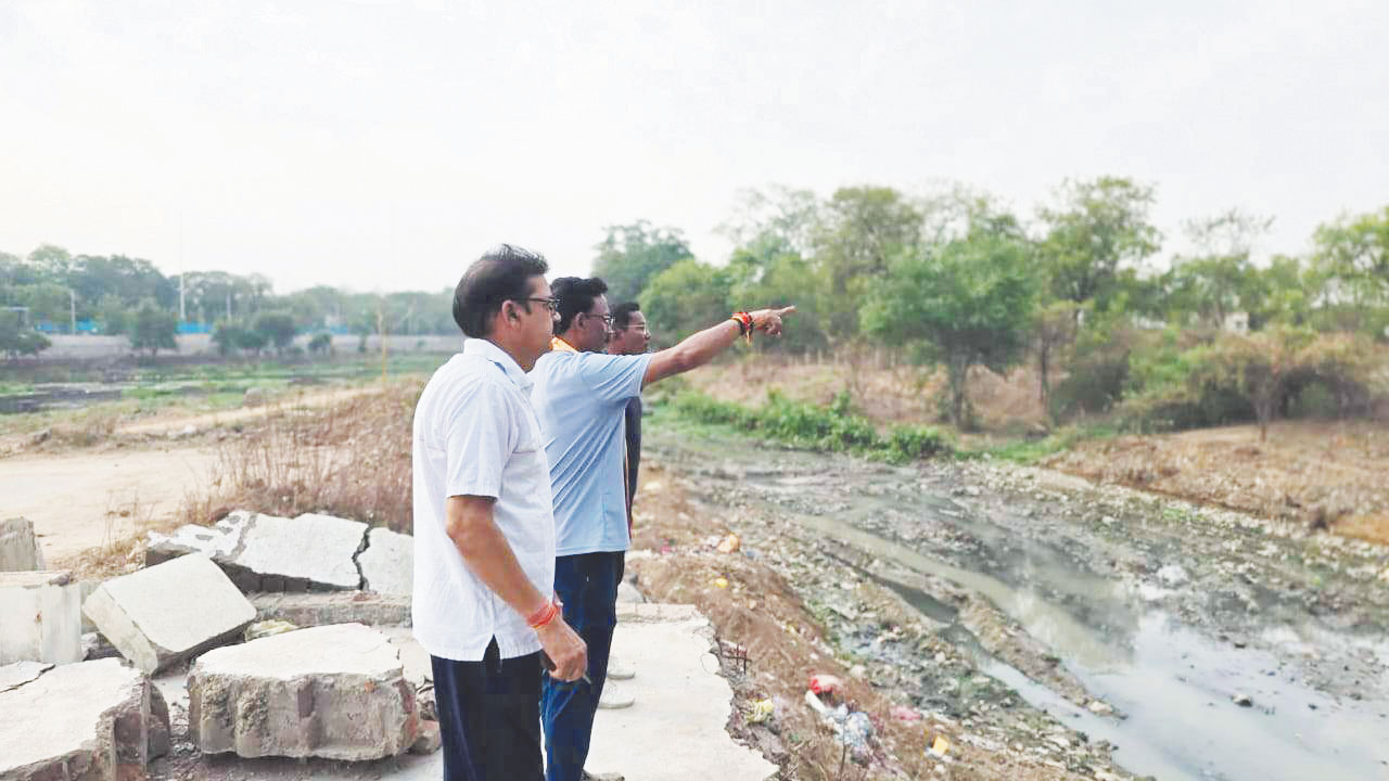  बरसात से पहले नालों की सफाई महापौर ने किया निरीक्षण