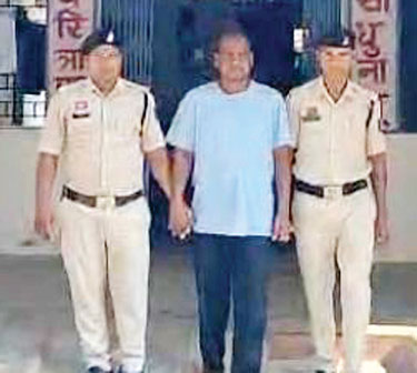 फर्जी तरीके से आमदनी छुपा बनाया आय प्रमाण पत्र, बेटी का नि:शुल्क कराया एडमिशन, आरोपी शिक्षक गिरफ्तार