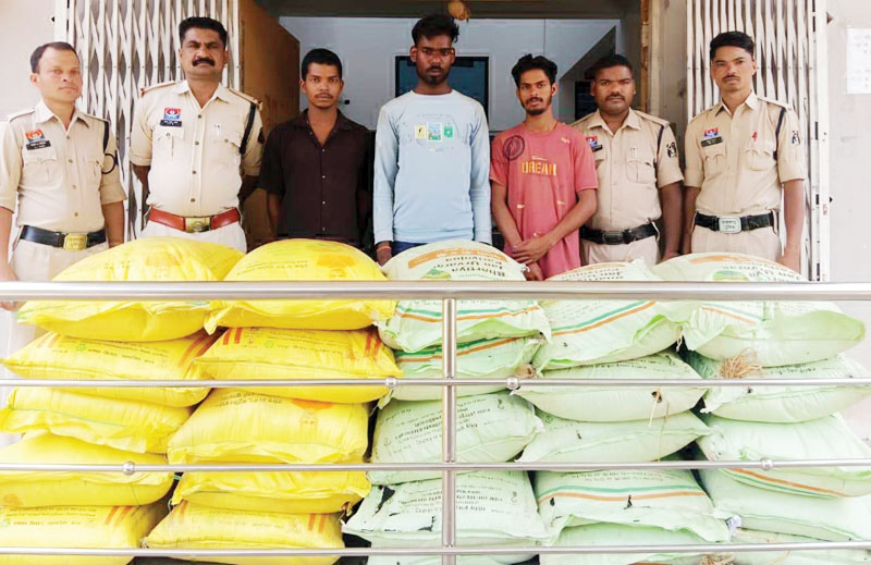 गोदाम से खाद चोरी, 3 गिरफ्तार