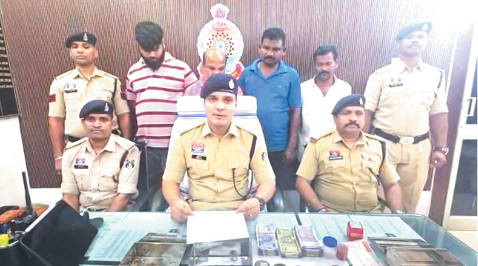 राम दरबार सिक्का खरीदने के नाम पर ठगी, 4 बंदी
