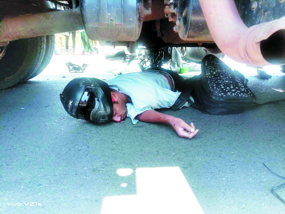 ट्रक-बाइक में भिड़ंत, प्रधान आरक्षक की मौत