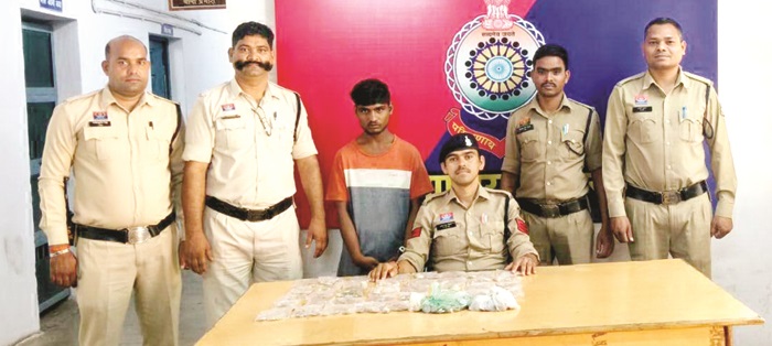 पंताजंलि स्टोर्स से नगदी चोरी, गिरफ्तार