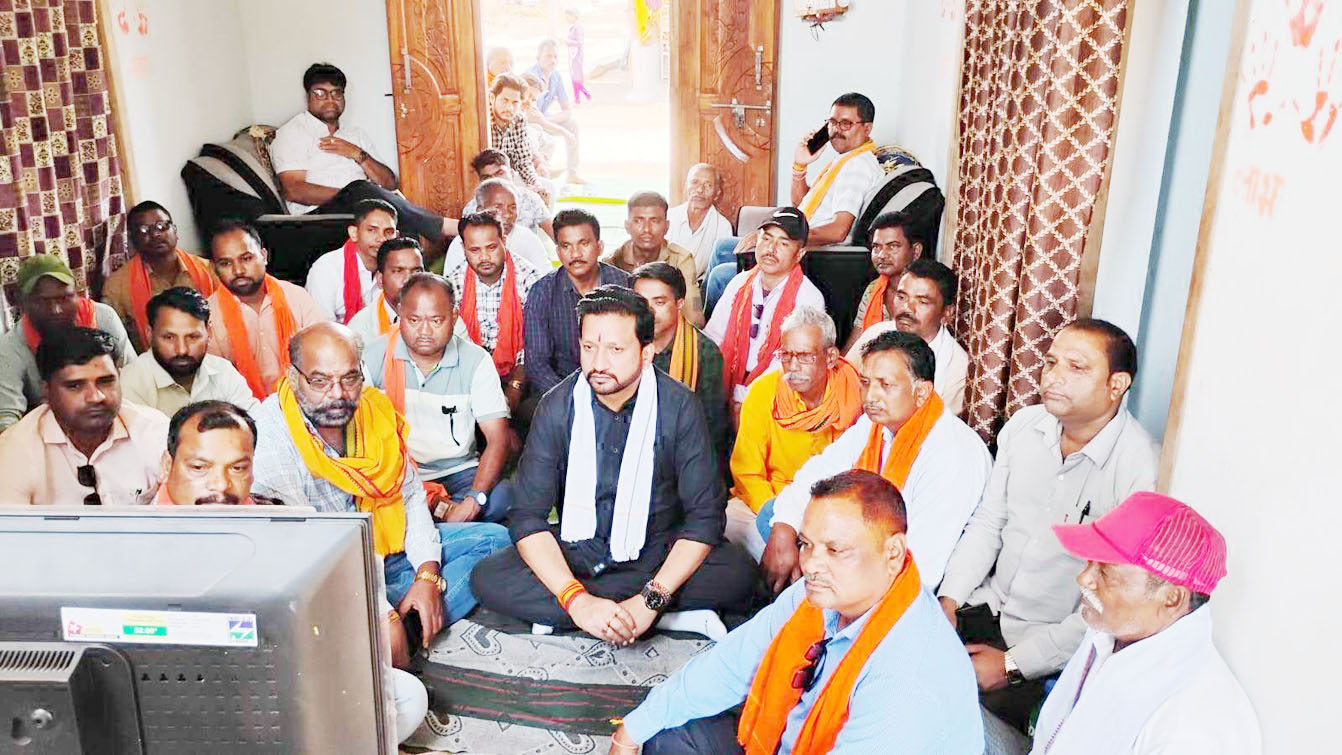 विक्रांत ने वनांचल कुम्हरवाड़ा में सुनी पीएम के मन की बात