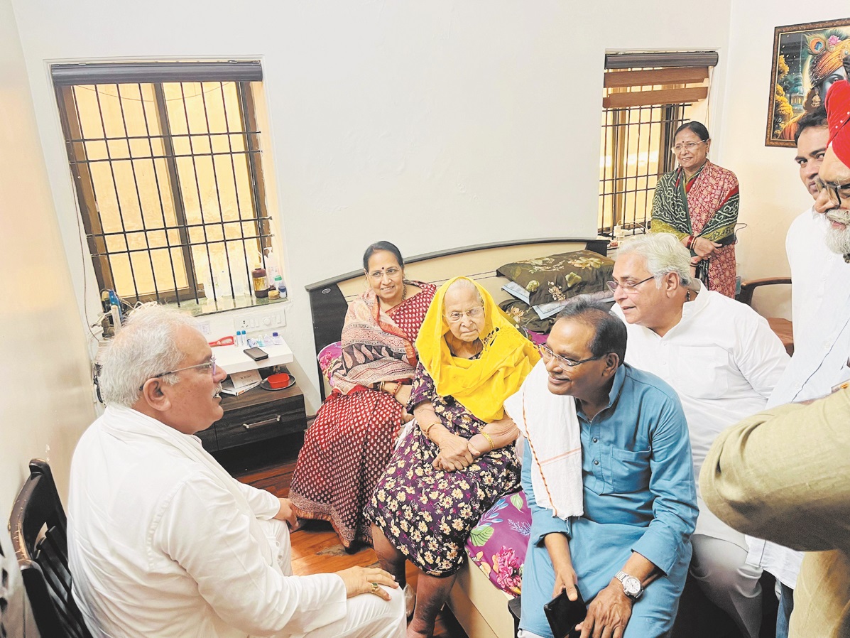 दुर्ग में वोरा निवास पहुंचे भूपेश बघेल