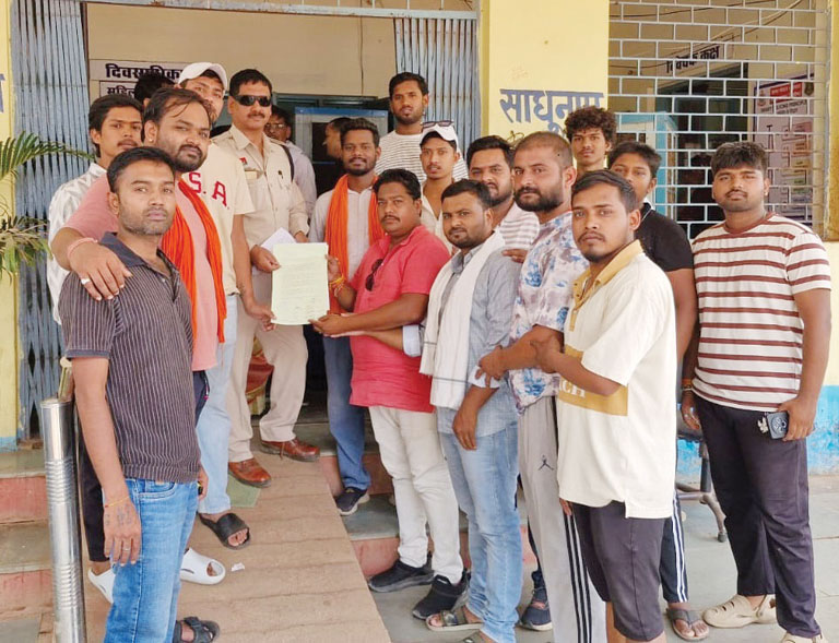 गाय के साथ अमानवीय कृत्य, कार्रवाई की मांग को लेकर हिंदू संगठन ने सौंपा ज्ञापन
