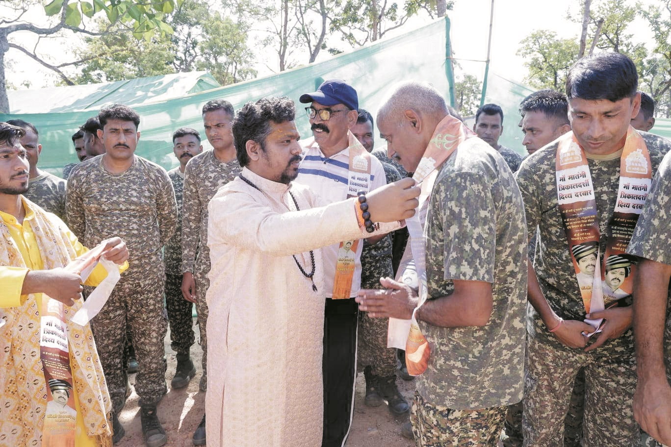 वीर जवानों का सम्मान, दुर्गम जंगल पहुंचे डॉ. प्रेमा साई