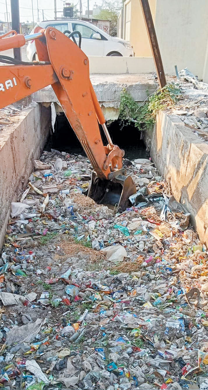 जेसीबी व गैंग से नाला सफाई जारी