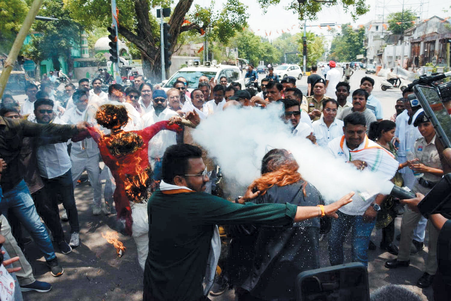 बढ़ती कीमतों पर कांग्रेस ने भाजपा सरकार का पुतला जलाया