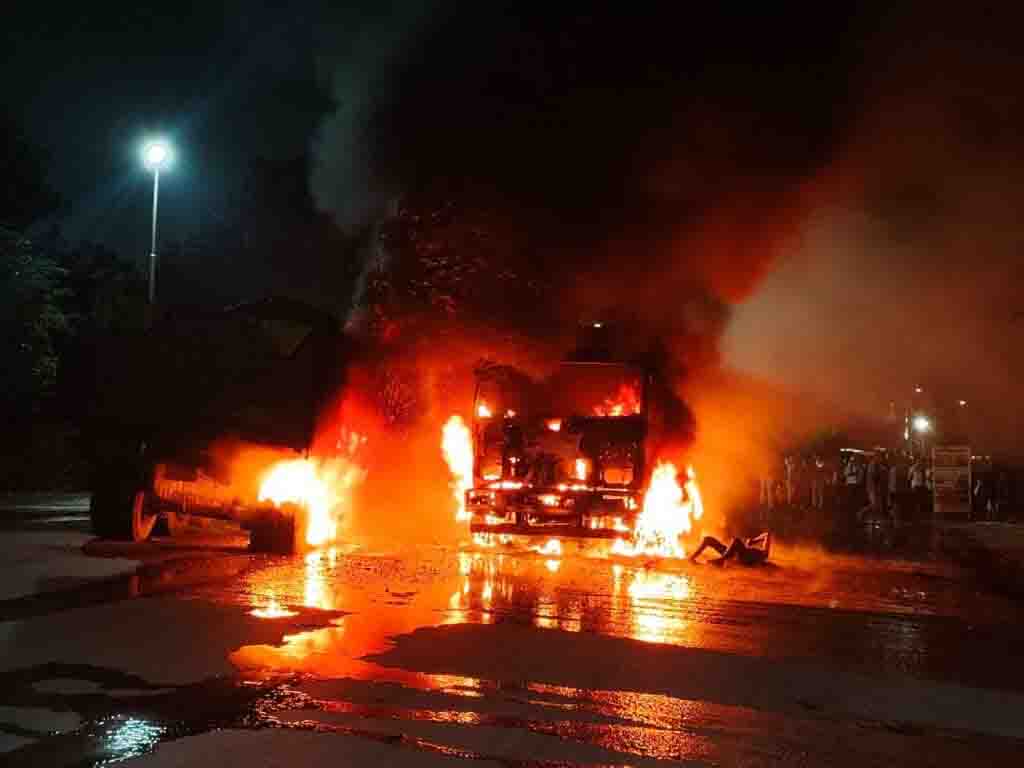 कोयला लदे वाहनों की भिड़ंत, एक जिंदा जला, दूसरे ने कूदकर बचाई जान
