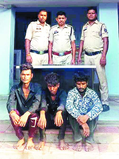 लिफ्ट लेकर लूट, 3 बंदी