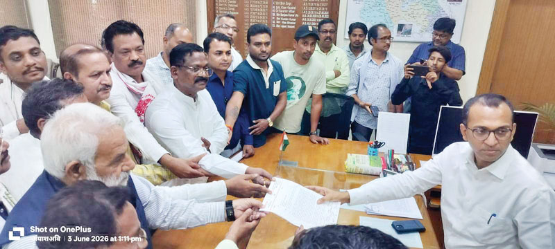 नायब तहसीलदार मारपीट: कांग्रेस ने सौंपा ज्ञापन, राष्ट्रपति शासन लगाने की मांग