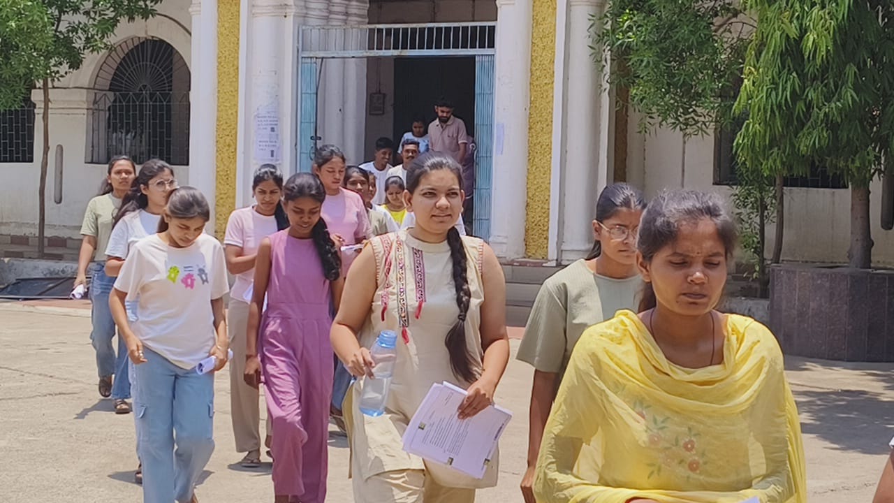 कड़ी जांच के बाद डीएड अभ्यर्थियों को मिली प्रवेश की इजाजत