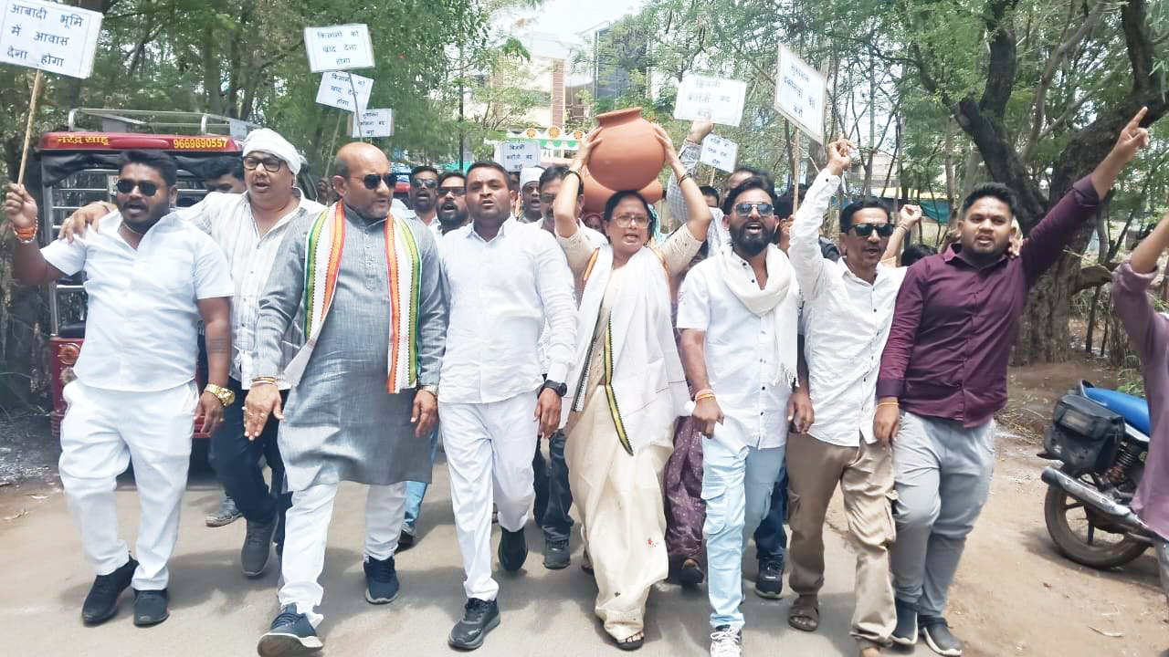 जन समस्याओं पर सुशासन तिहार शिविर में कांग्रेस का प्रदर्शन